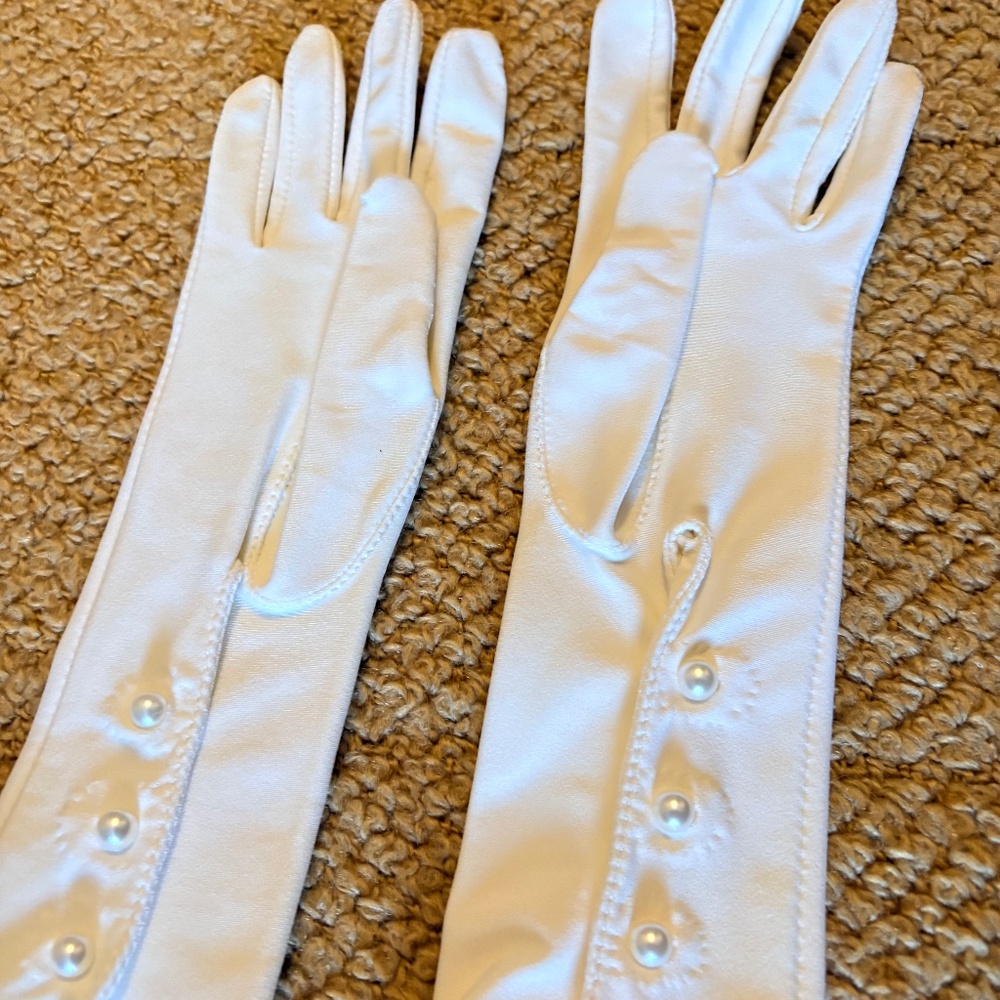 Opera-length White gloves with button Wrist